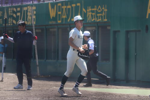 報徳学園対天理　5回、追加点となる適時打を放った報徳学園・古橋
