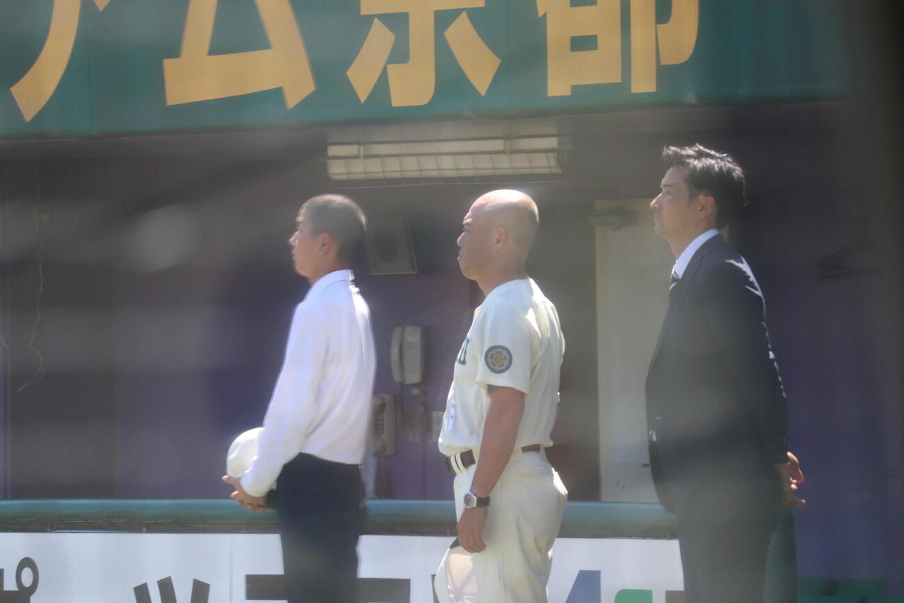 報徳学園対天理　バースデー勝利となった報徳学園・大角監督