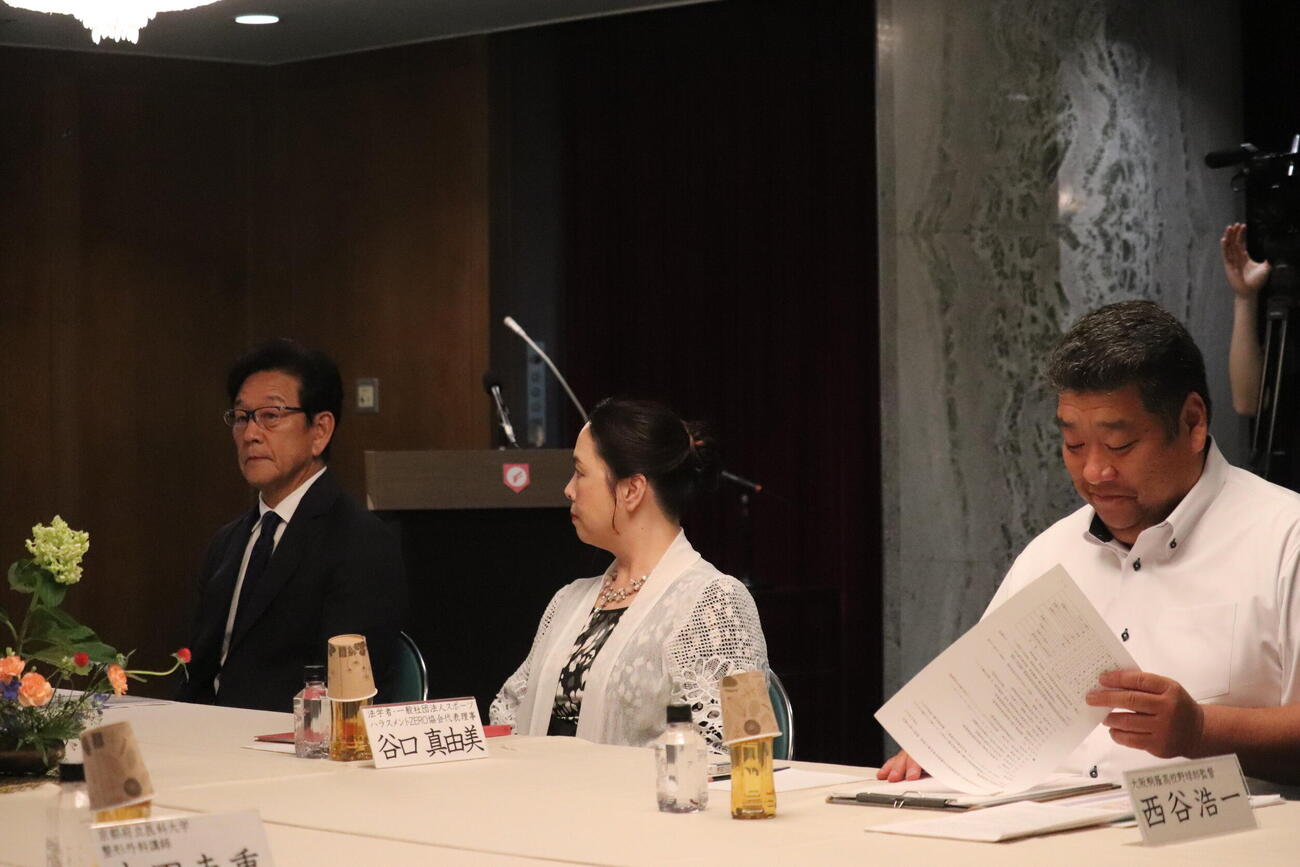 7イニング制諸課題の第1回意見交換会に参加した（左から）栗山英樹氏、谷口真由美氏、西谷浩一監督