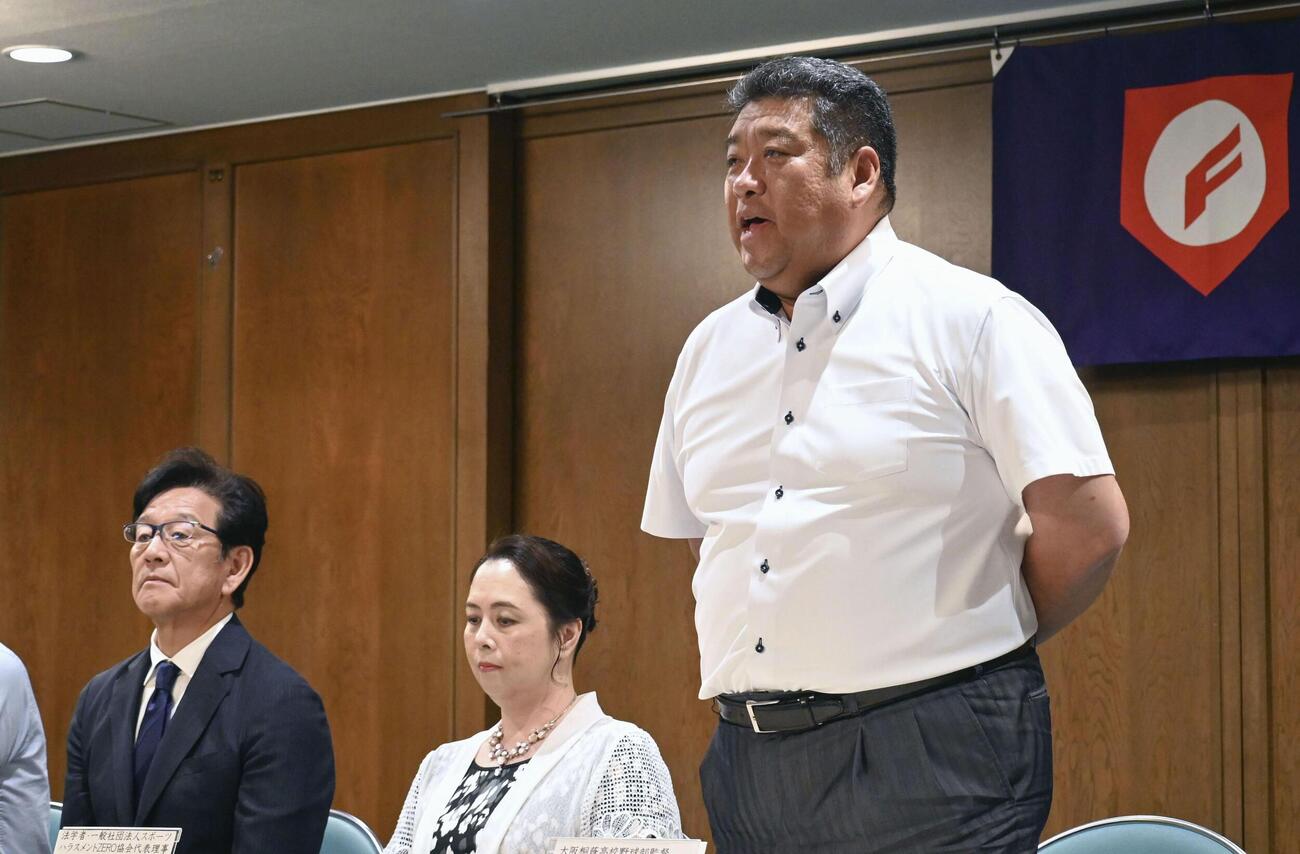 7イニング制についての意見交換会を終え、記者会見する大阪桐蔭の西谷浩一監督（右）。左は栗山英樹さん＝30日、大阪市（共同）