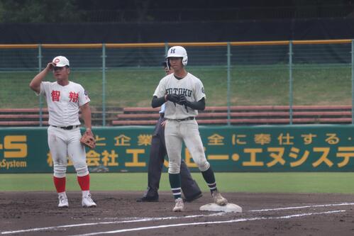報徳学園対智弁和歌山 押し出しの2点目となる四球を選んだ報徳学園・中尾