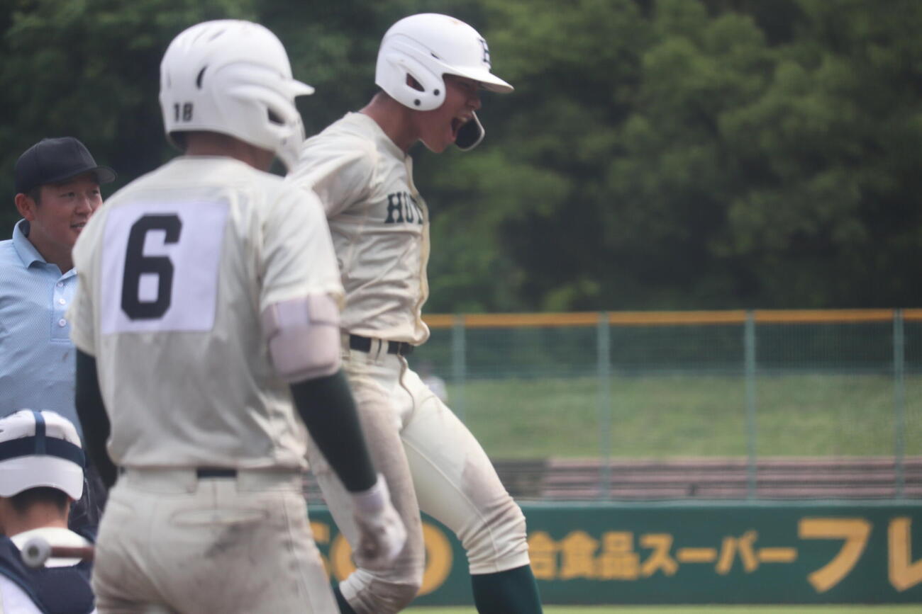 報徳学園対智弁和歌山　9回、満塁弾を放ち喜びを爆発させる山田主将