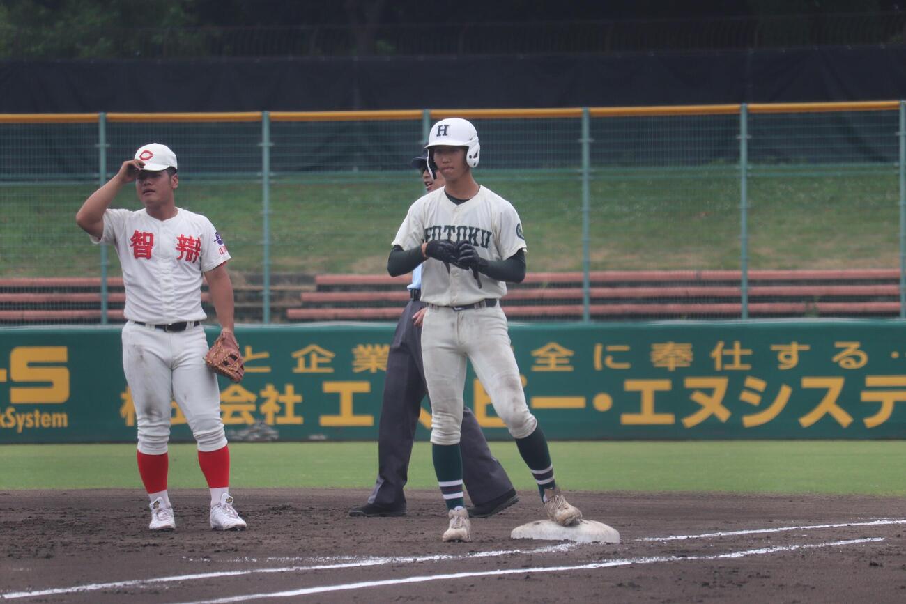 報徳学園対智弁和歌山　押し出しの2点目となる四球を選んだ報徳学園・中尾