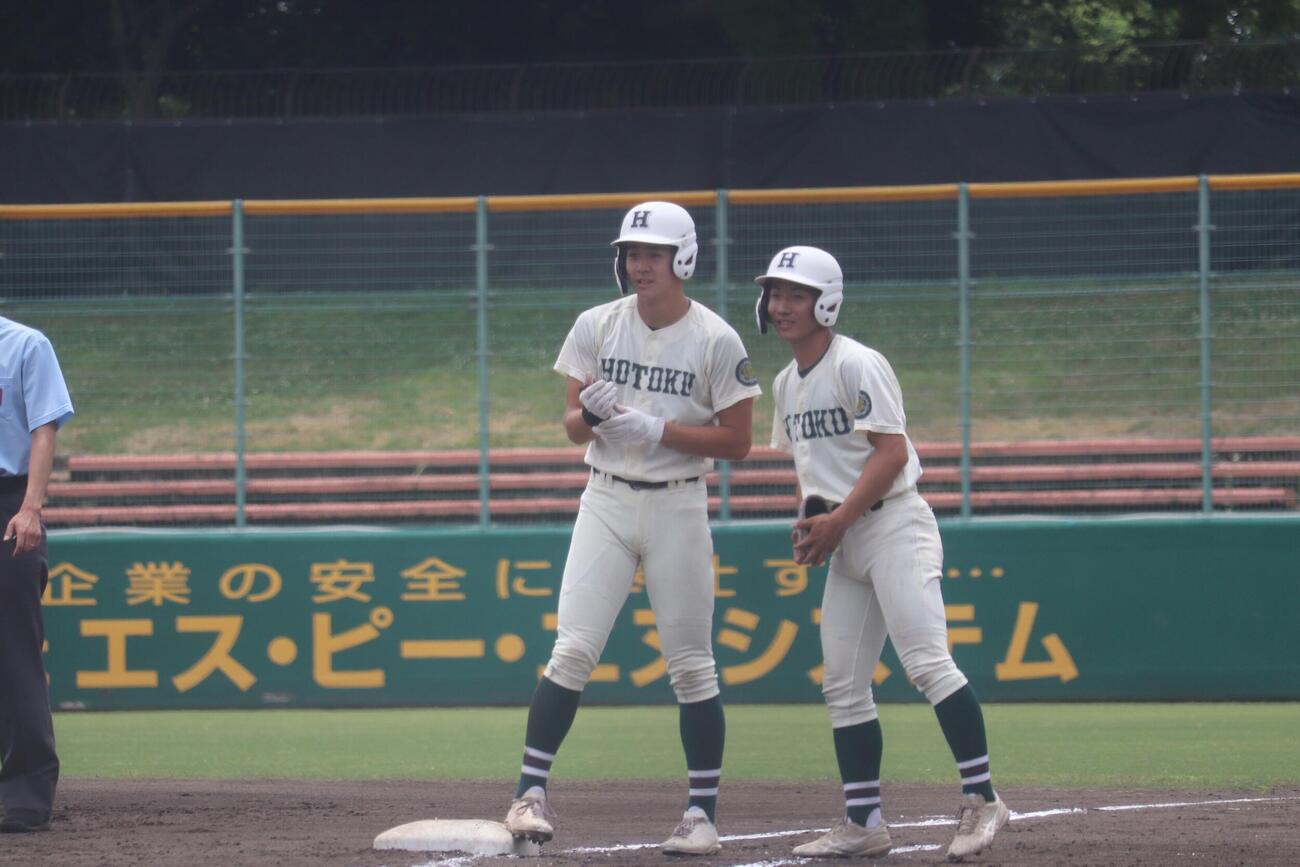 報徳学園対智弁和歌山　2回、2点適時打を放った報徳学園・古橋