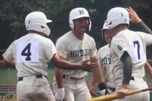【近畿大会】報徳学園が16年ぶり2度目V！山田主将満塁弾で乱打戦に決着「やってやったぞ」