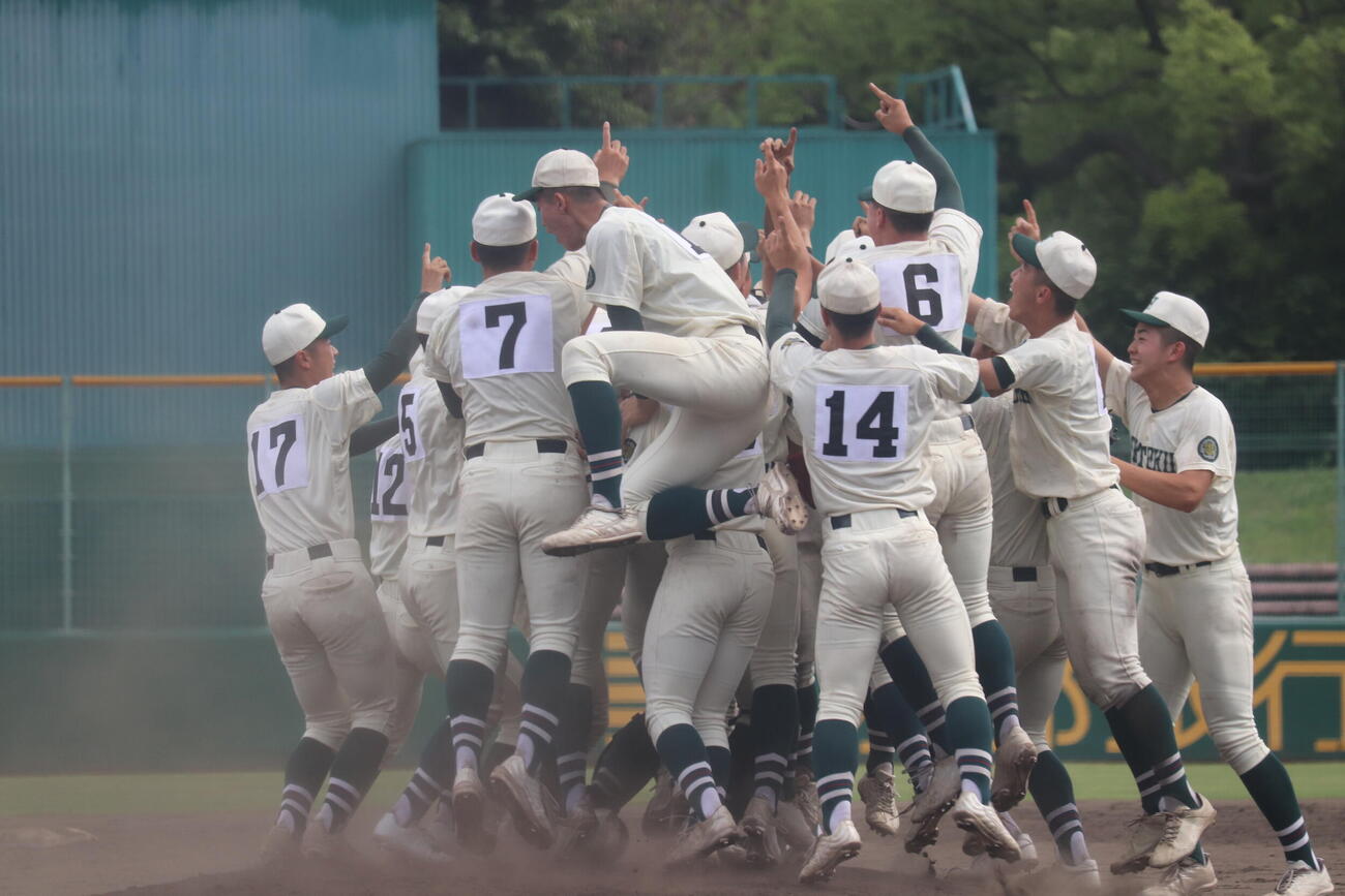 報徳学園対智弁和歌山　優勝を決めマウンドに歓喜の輪を作る報徳学園ナイン=佐藤妙月撮影