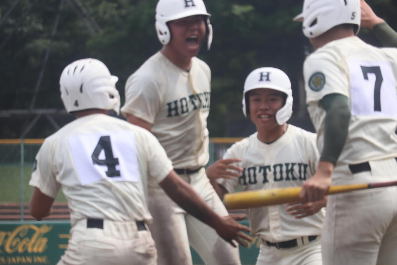 報徳学園対智弁和歌山　9回、満塁弾を放ち喜びを爆発させる山田主将（左から2人目）