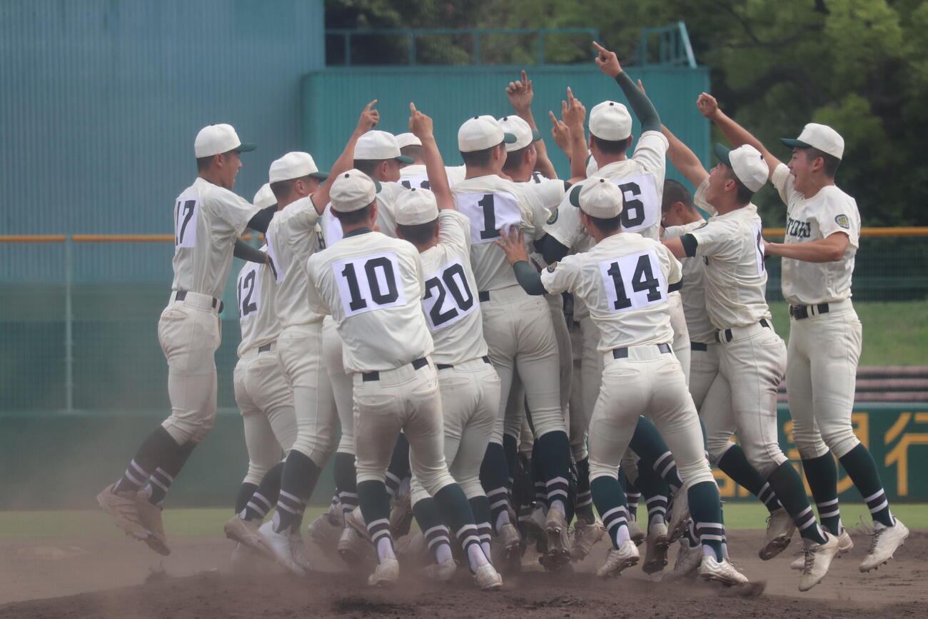 報徳学園対智弁和歌山　優勝を決めマウンドに歓喜の輪を作る報徳学園ナイン=佐藤妙月撮影