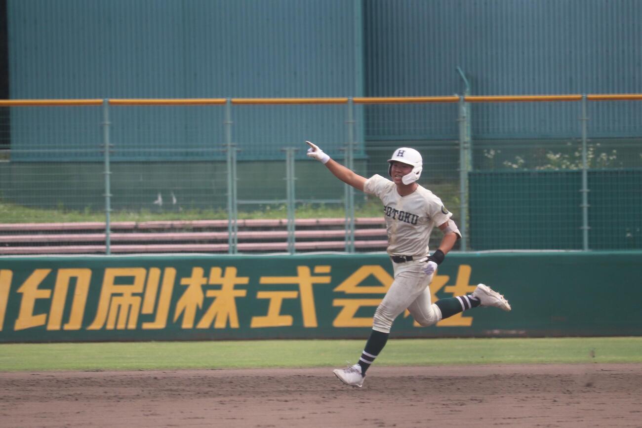 報徳学園対智弁和歌山　9回、満塁弾を放った山田主将