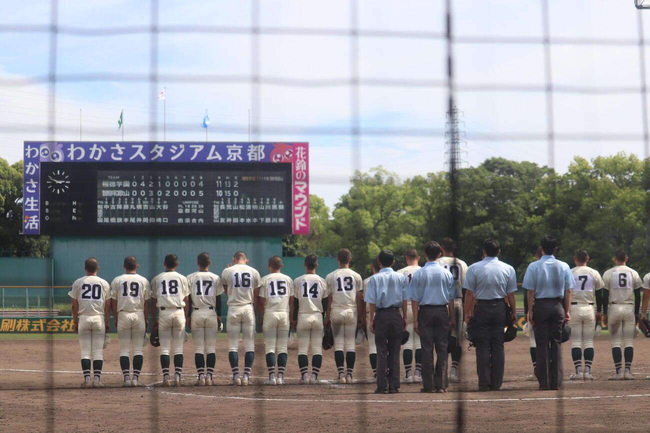 報徳学園対智弁和歌山　優勝を決めた報徳学園ナイン=佐藤妙月撮影