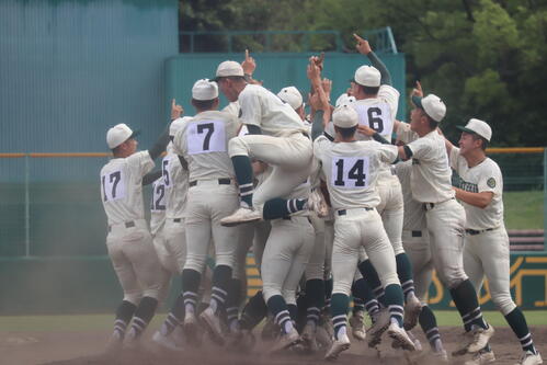 報徳学園16年ぶり２度目Ｖ　山田瑛太主将９回決勝満弾「やっとこの２年半で勝たすことできた」
