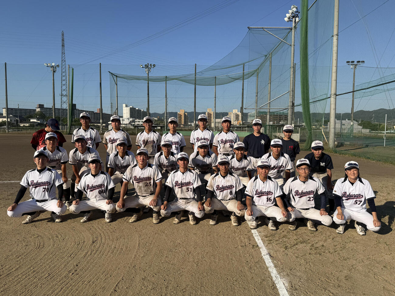 集合写真に収まる洛南野球部