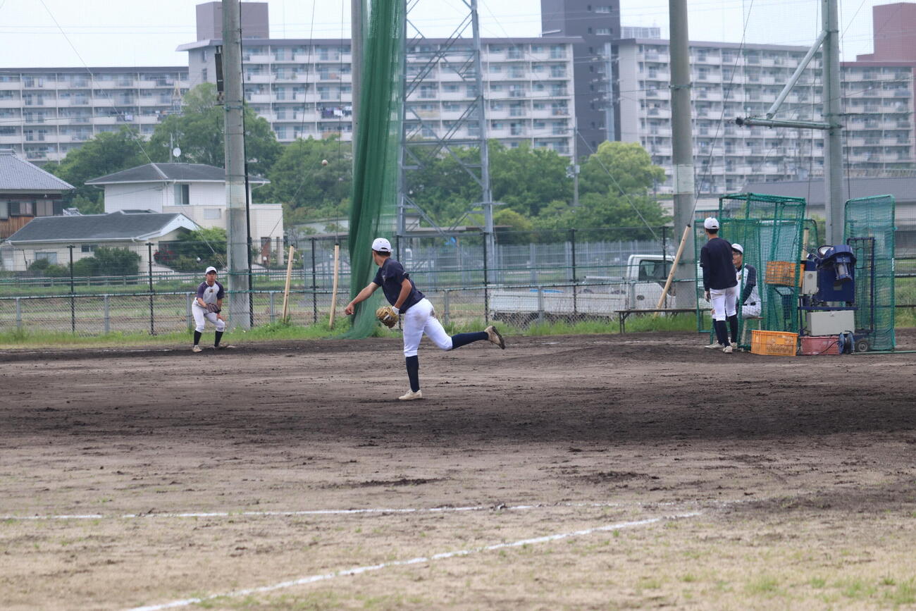 グラウンドで練習を行う洛南ナイン