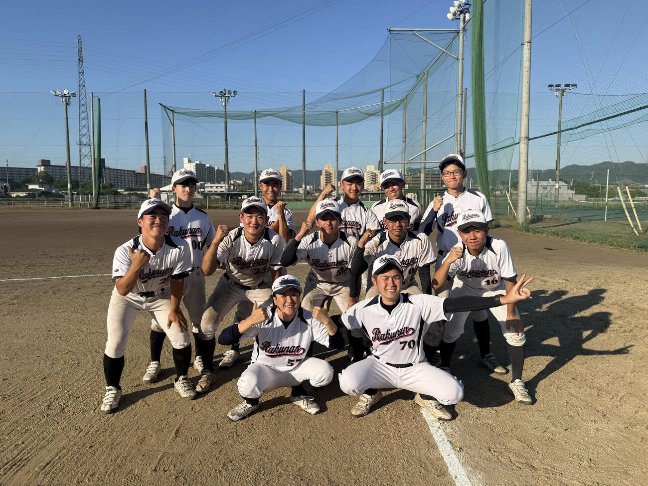 笑顔で集合写真に納まる洛南野球部