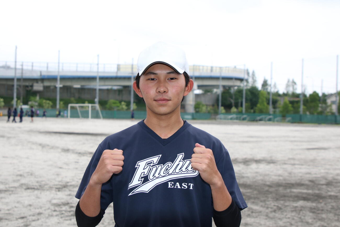 ガッツボーズする府中東・諸根一冴（撮影・田島優大）
