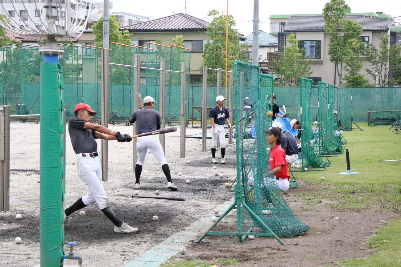 ティーバッティングを行う府中東の選手たち（撮影・田島優大）