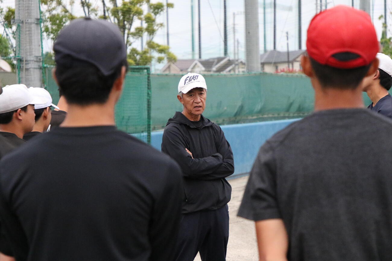 ミーティングを行う府中東・五江渕好正監督（撮影・田島優大）