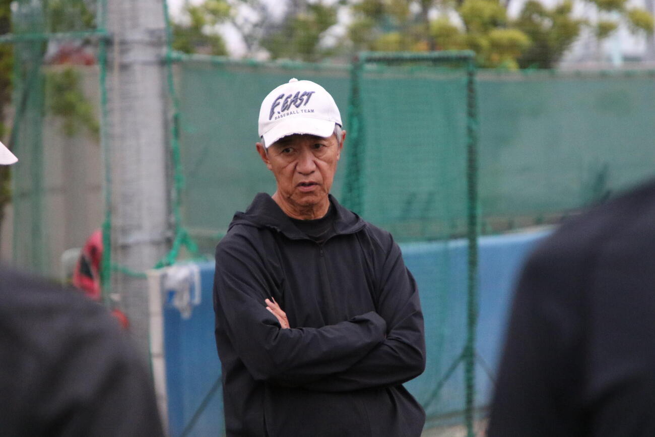 ミーティングを行う府中東・五江渕好正監督（撮影・田島優大）