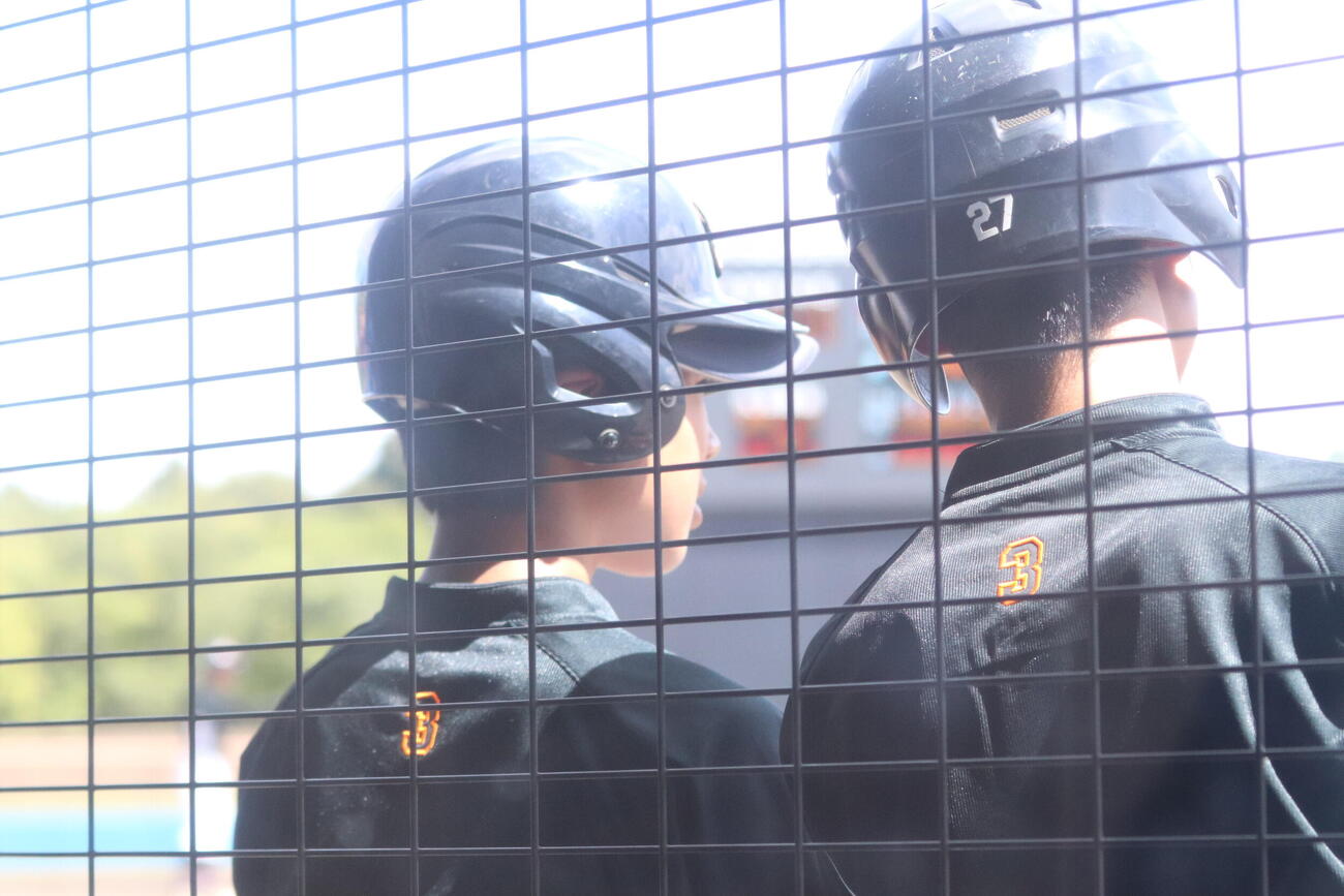 長嶋茂雄氏一周忌追悼試合兼佐倉高校野球部創部130周年記念試合　佐倉高校の練習着の首元に、オレンジで縁取られた「3」の文字（撮影・服部航大）