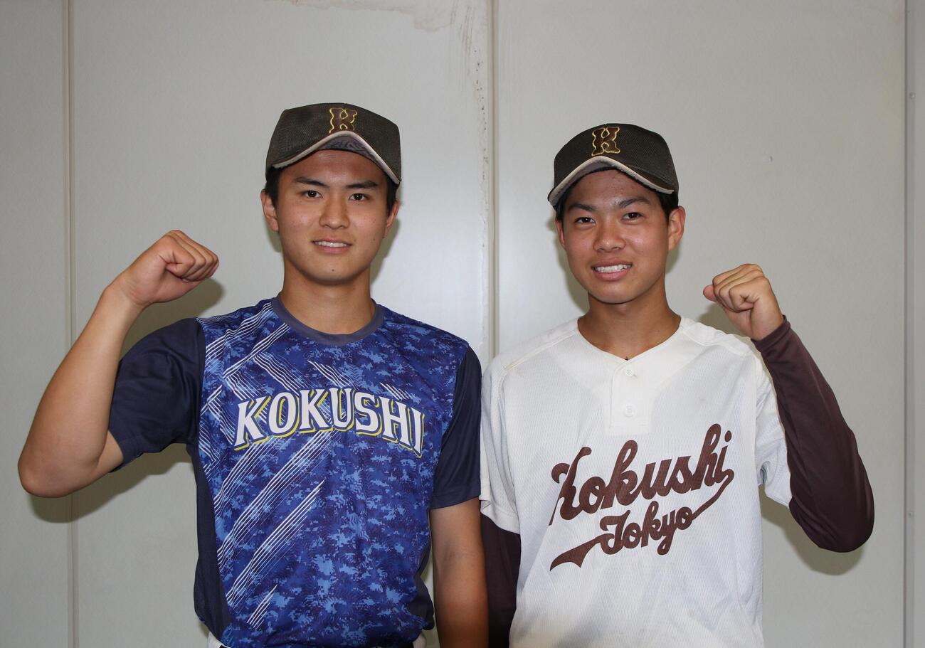 ガッツポーズする国士舘・新居蒼虎（左）と杉本大維（右）（撮影・田島優大）