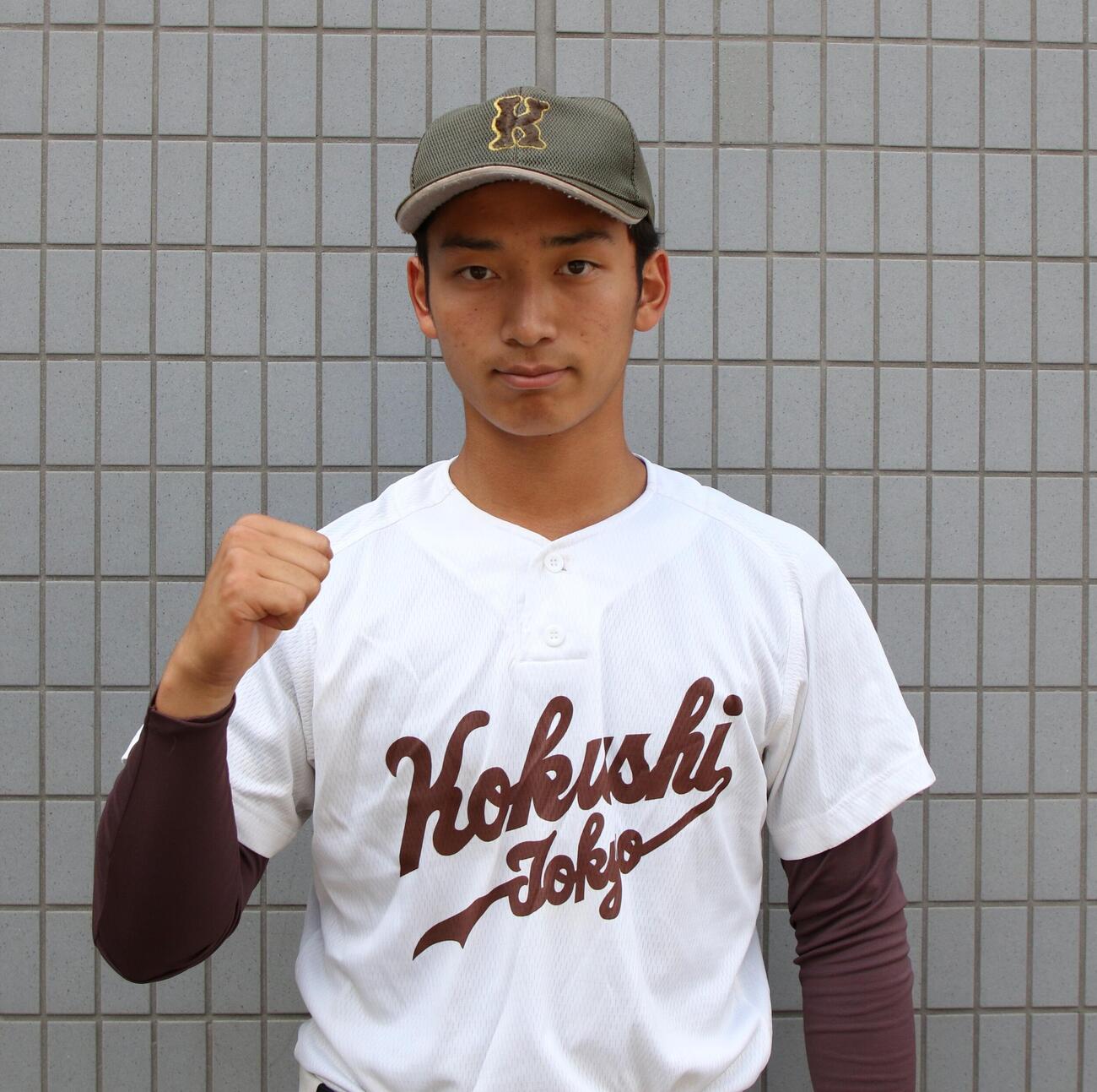 ガッツポーズする国士舘・海老沢健（撮影・田島優大）