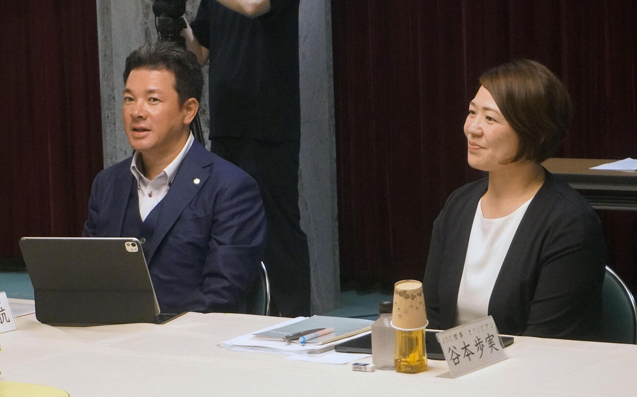 7イニング制についての意見交換会に参加した仙台育英高の須江航監督（左）と日本オリンピック委員会の谷本歩実理事（共同）