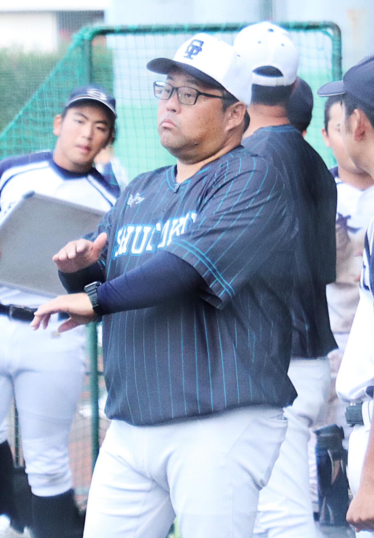 打者にサインを出す修徳・山崎剛史監督（撮影・栗林真菜）