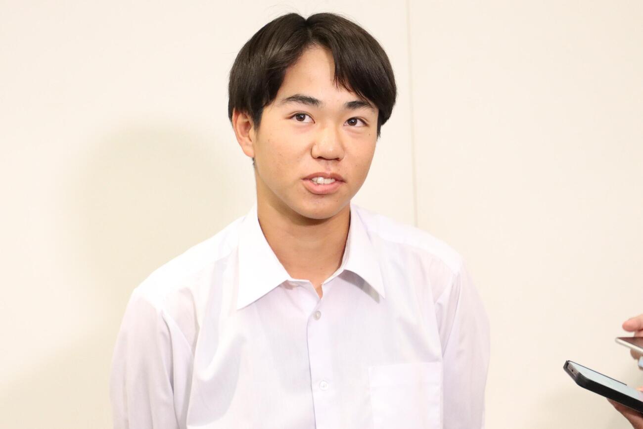 高校野球千葉大会抽選会　囲み取材に応じる千葉東・尾沢一穂（撮影・栗林真菜）
