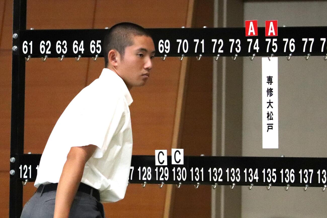 高校野球千葉大会　抽選会にて75番を引く専大松戸・高貝規仁（撮影・栗林真菜）