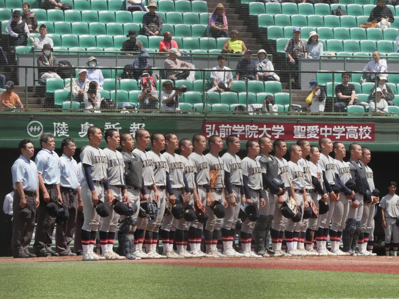 6月12日準決勝で青森山田を破り、校歌を歌う仙台育英ナイン
