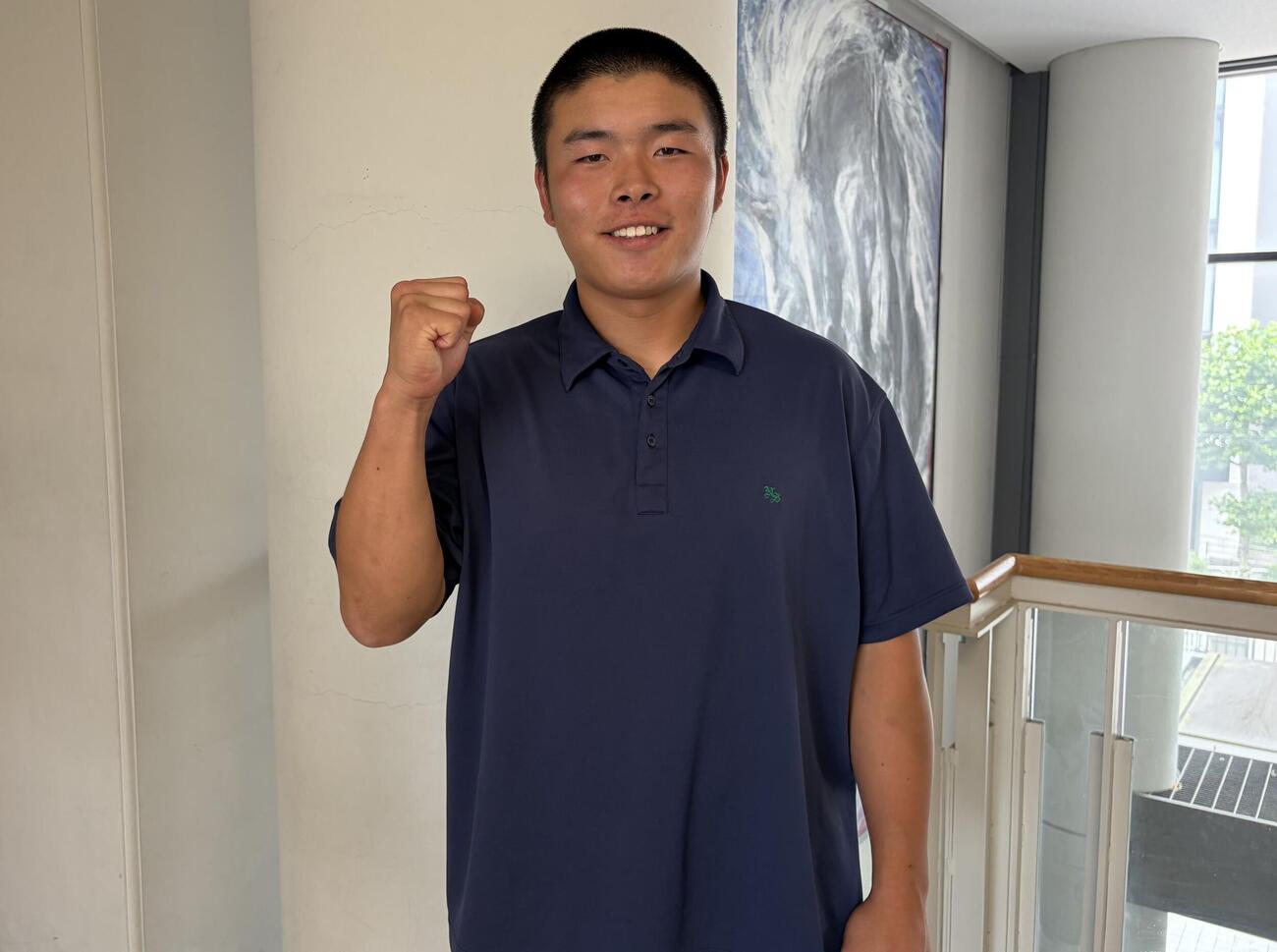 東・西東京大会の抽選会に参加し、優勝に向けガッツポーズを見せる日大三の田中諒主将