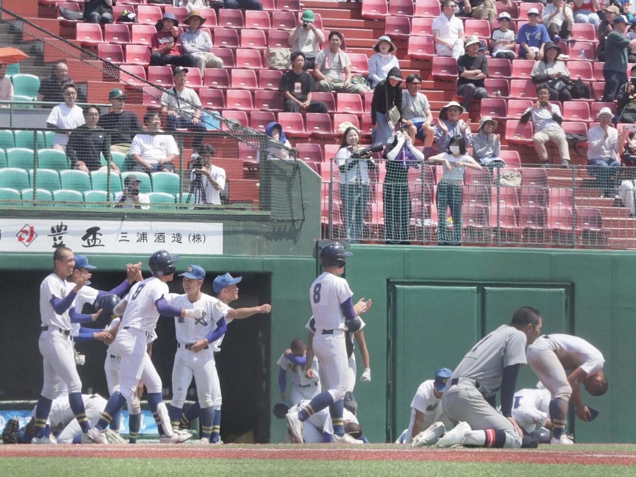 仙台育英対聖光学院　9回サヨナラ勝利を決めた聖光学院ナイン（撮影・高橋香奈）