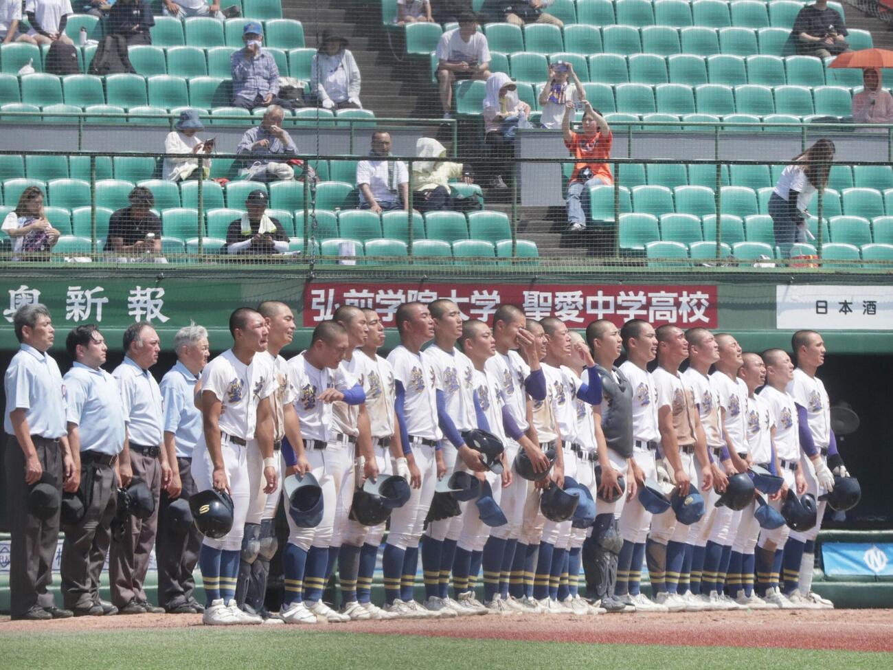 仙台育英対聖光学院　優勝を決め、涙ながらに校歌を歌う聖光学院ナイン（撮影・高橋香奈）