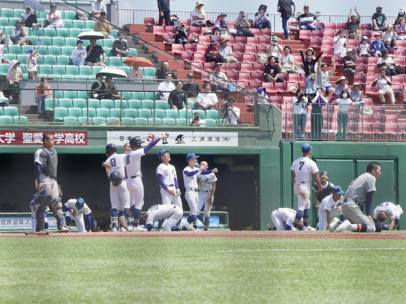 仙台育英大対聖光学院　サヨナラ勝利を決め喜ぶ聖光学院ナイン（撮影・高橋香奈）