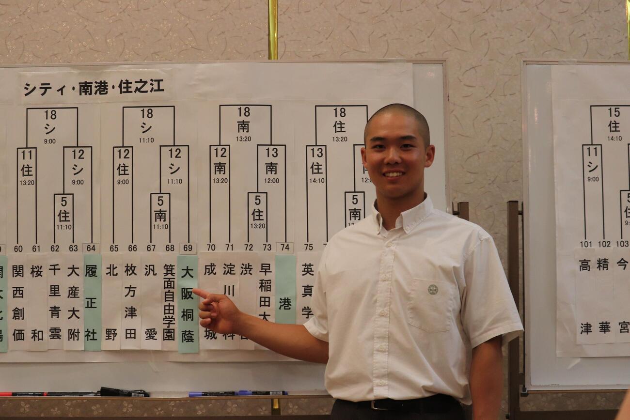 対戦カードが決まり、笑顔を見せる大阪桐蔭・黒川虎雅主将（撮影・佐藤妙月）
