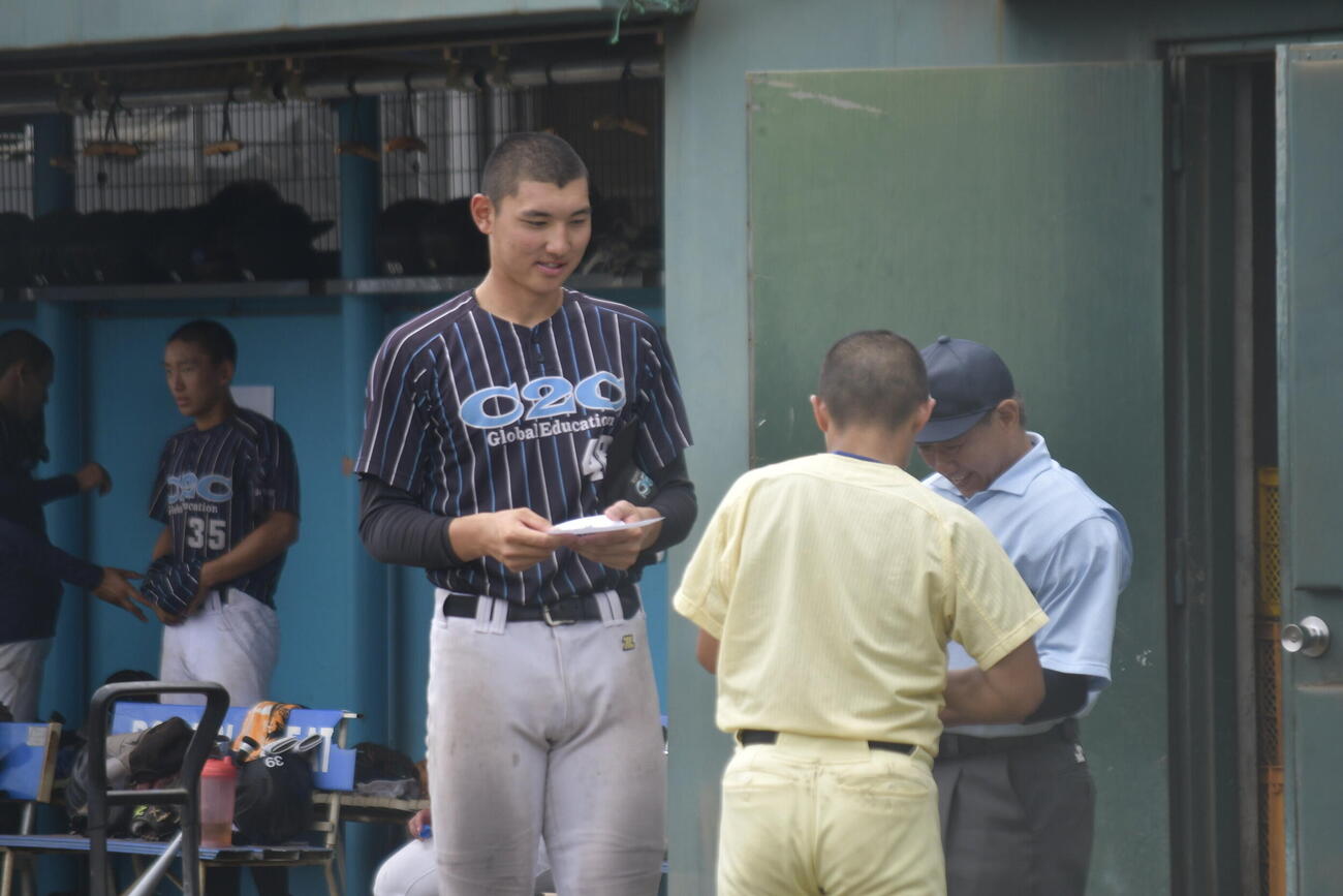 試合前にメンバー交換する山梨学院・菰田（撮影・平山連）