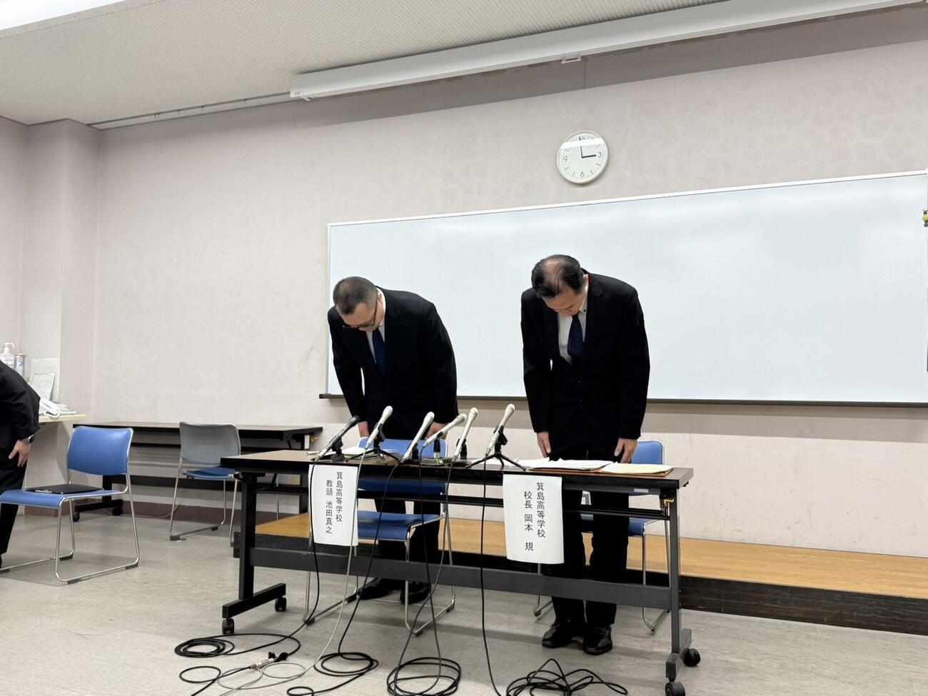 部員のいじめが発覚し、対外試合禁止処分を受け会見を行った箕島・岡本規校長（右）ら