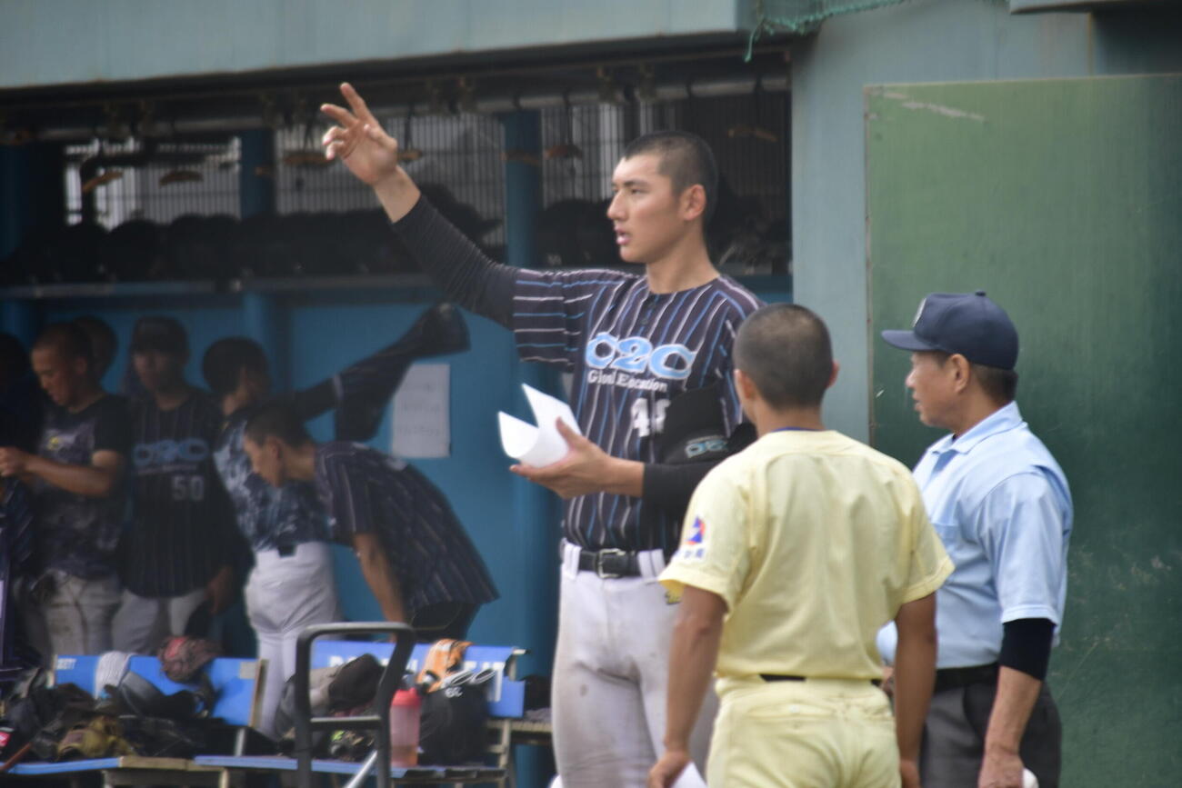 試合前にメンバー交換する山梨学院・菰田（撮影・平山連）