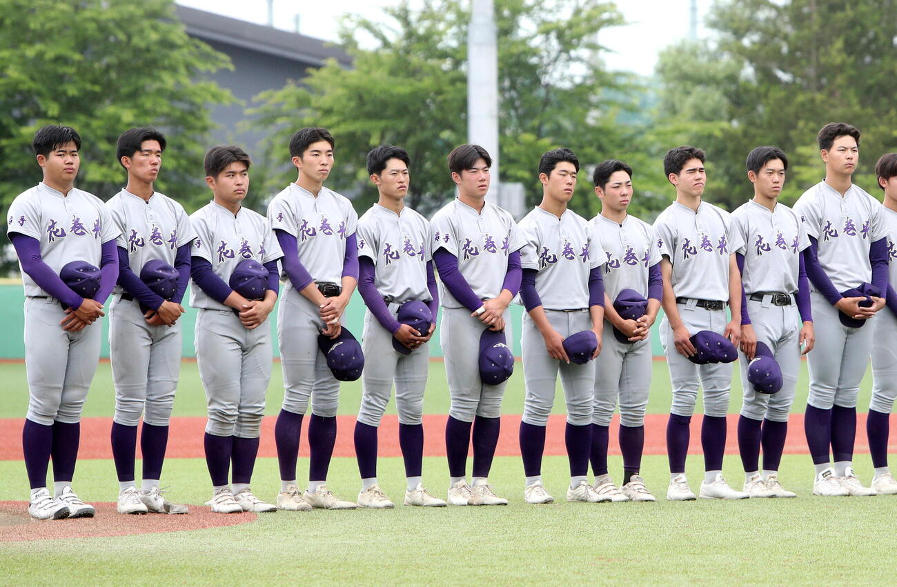 開会セレモニーに参加した花巻東・古城大翔（左端）（撮影・木村有優）