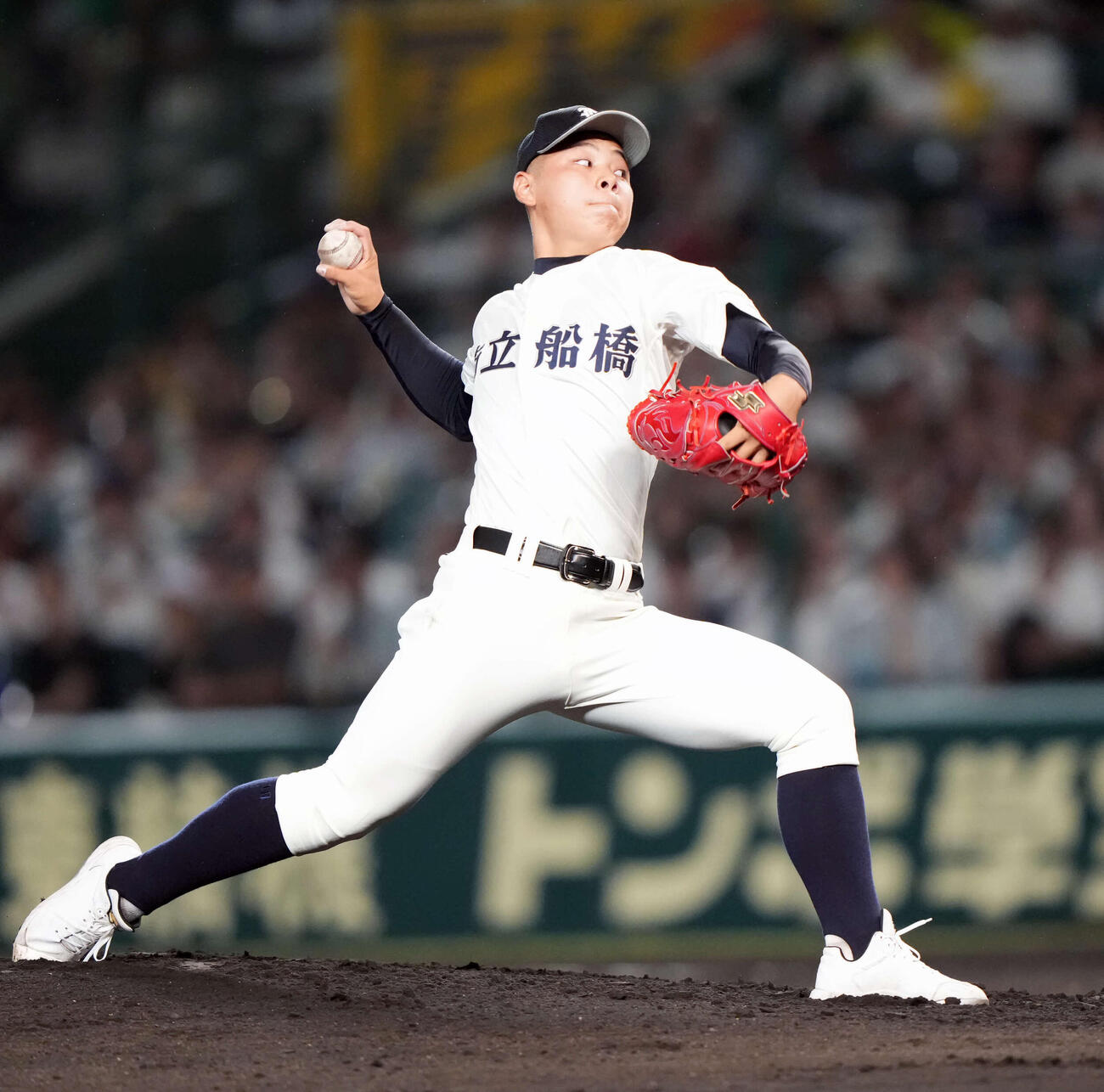 25年8月、明豊戦で力投する市船橋先発の諸岡杜和