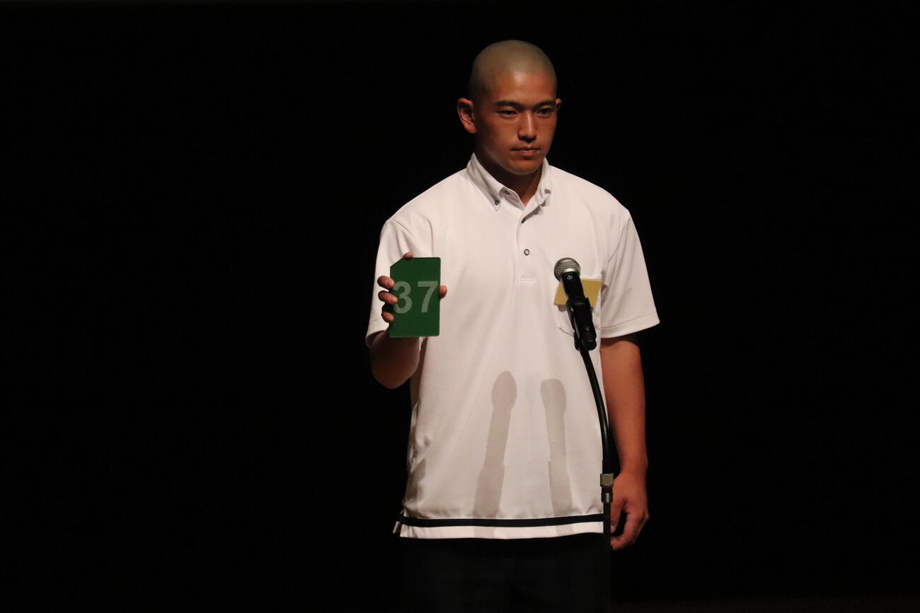 抽選番号を発表する近江・杉本将吾主将（撮影・佐藤妙月）