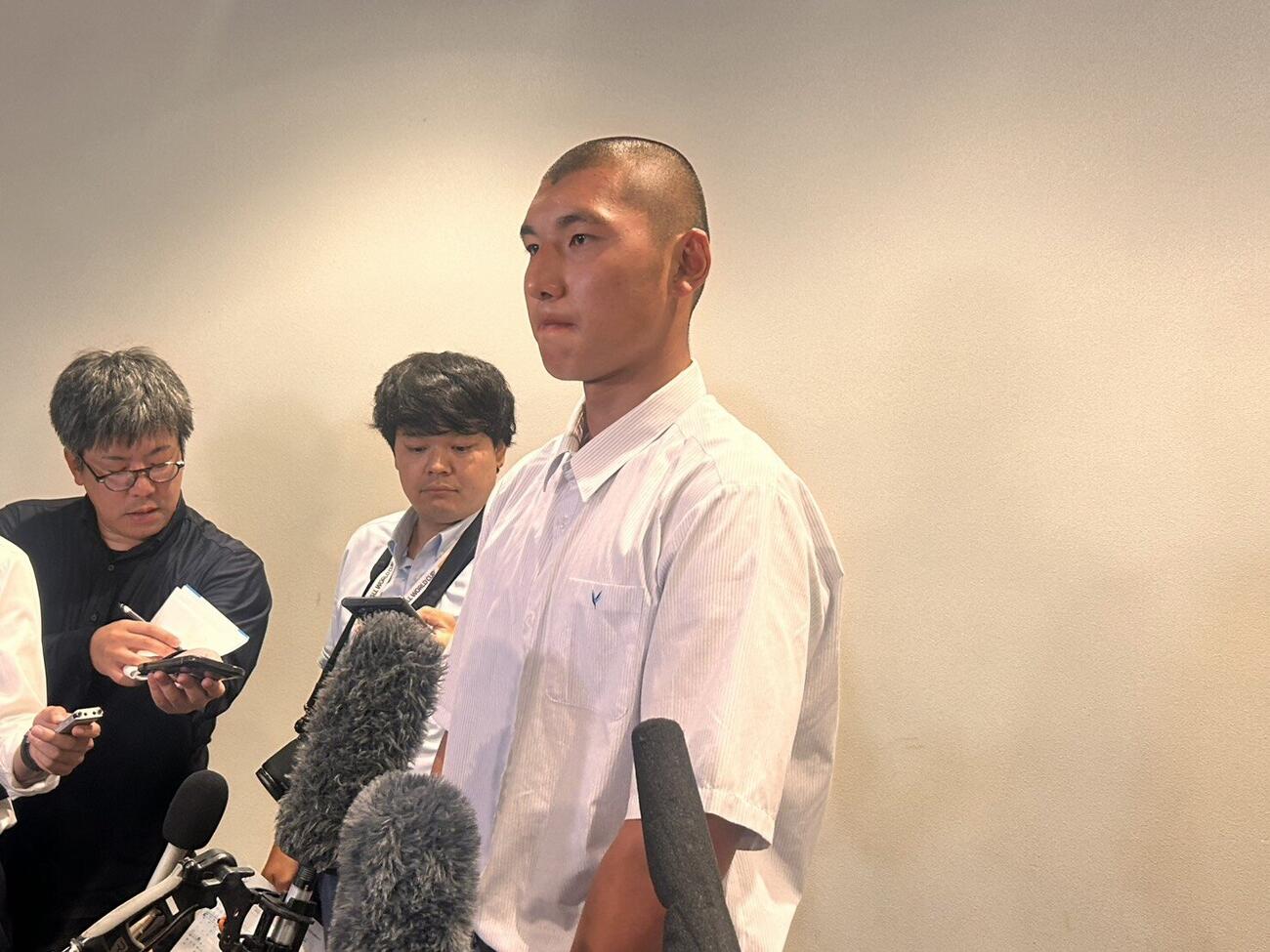 山梨大会の組み合わせ抽選会を終え、報道陣の取材に応じる山梨学院主将の菰田（撮影・平山連）