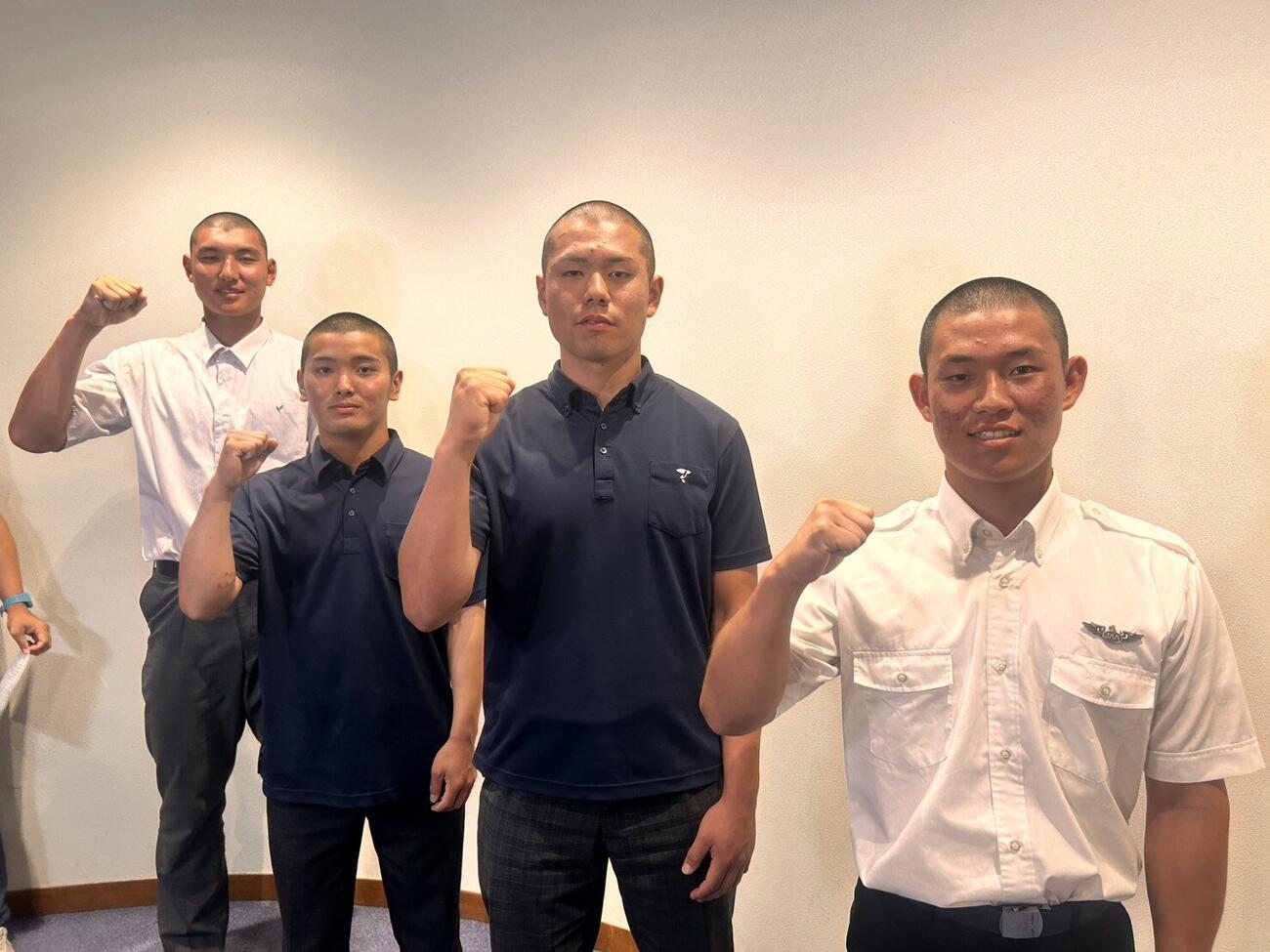 左から山梨学院主将・菰田、東海大甲府主将・田中、帝京三主将・小川、日本航空主将・高岡（撮影・平山連）