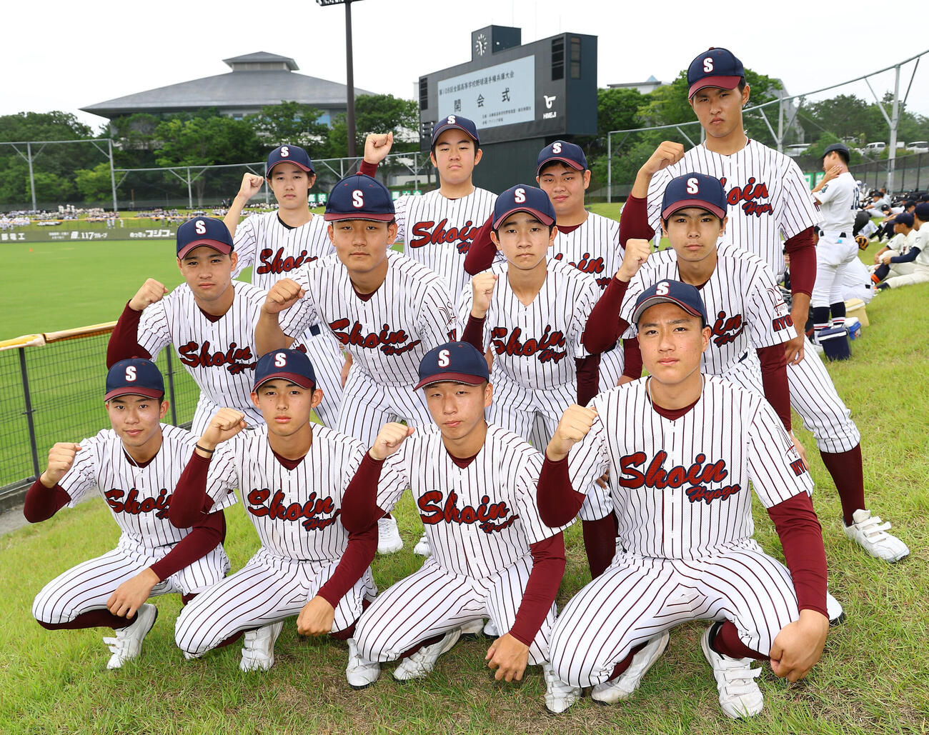 ガッツポーズで健闘を誓う松陰・上田侑生主将（下段左から2人目）とナイン（撮影・上田博志）