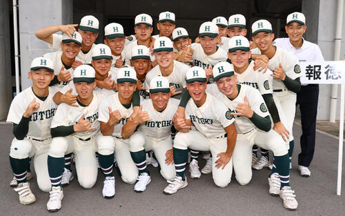 【高校野球】春近畿Ｖ報徳学園のエース沢田悠佑「ボールの強さは一段階上がった」／兵庫・開会式