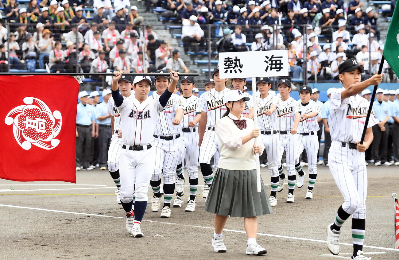 引き締まった表情で行進する熱海・田口（左手前）（撮影・前田和哉）