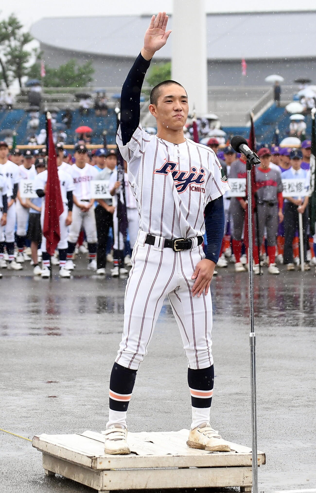 選手宣誓をする富士市立・赤平大和主将