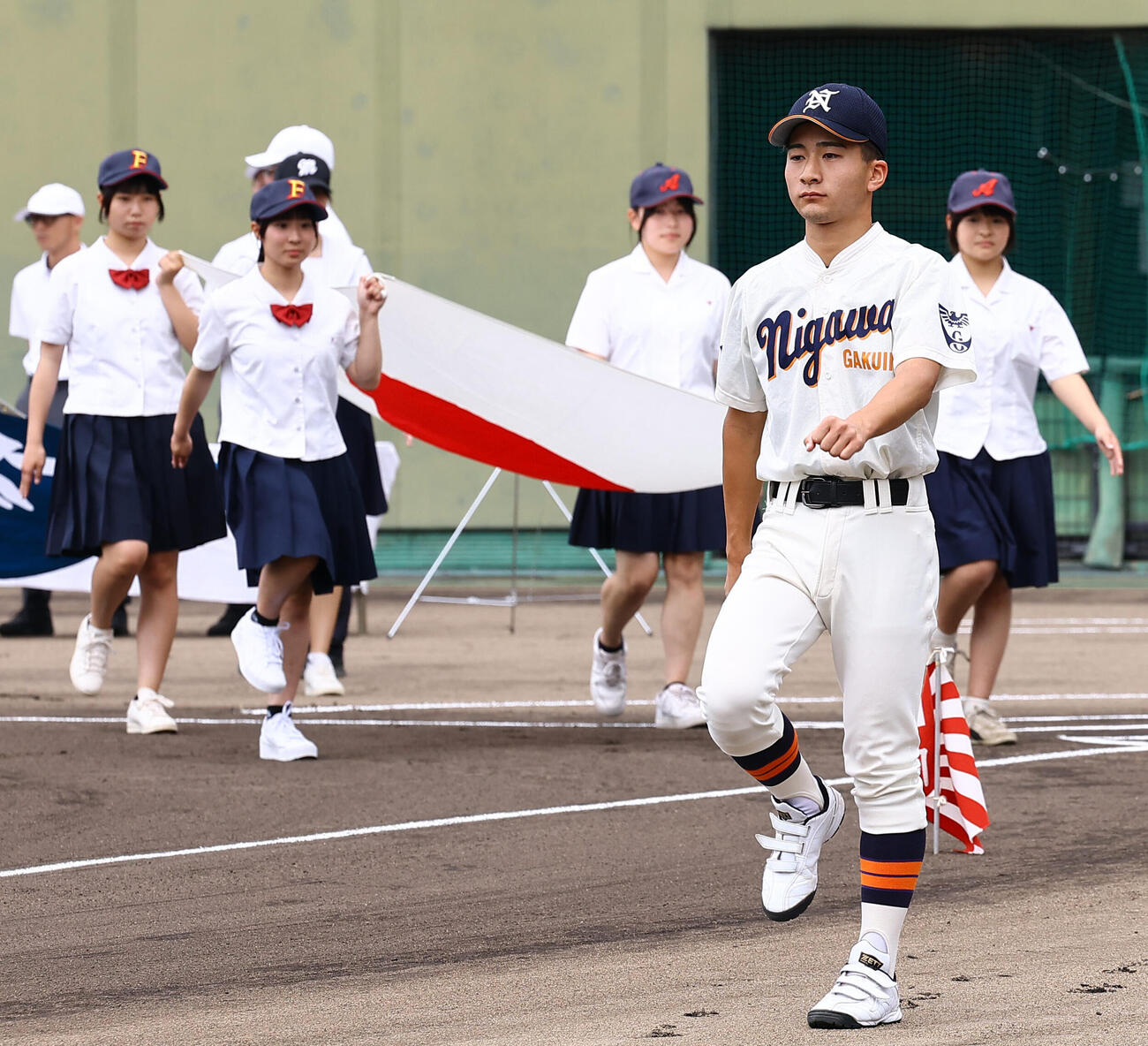 行進の先頭を歩く仁川学院・古谷洋主将（撮影・上田博志）