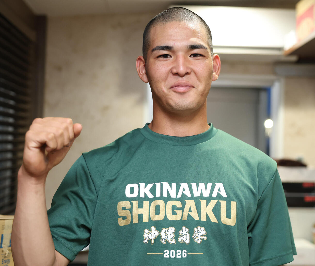 ガッツポーズで笑顔を見せる沖縄尚学・山川大雅（撮影・青山麻美）