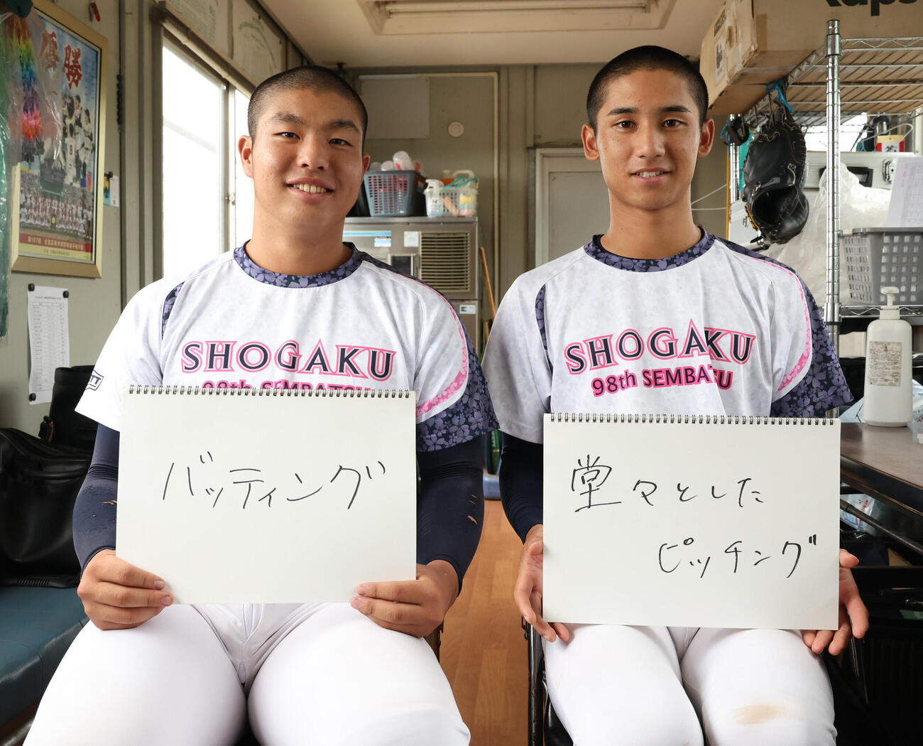 質問に答える沖縄尚学・末吉良丞（左）と新垣有絃（撮影・青山麻美）
